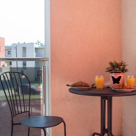 Sunny Home Near Bud With 2Br, Ac And Free Parking 韦切什 外观 照片
