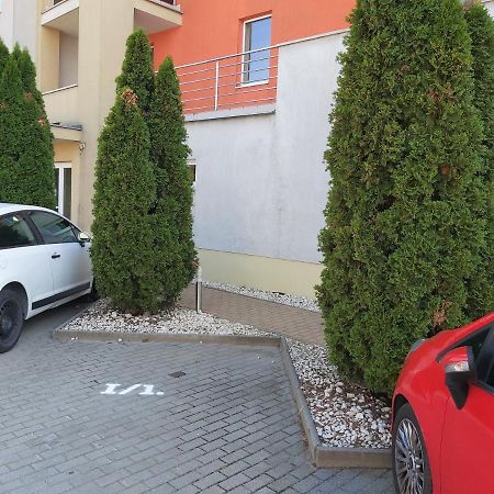 Sunny Home Near Bud With 2Br, Ac And Free Parking 韦切什 外观 照片