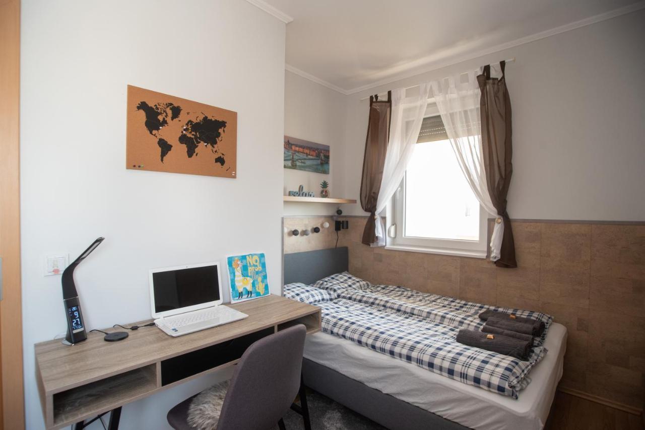 Sunny Home Near Bud With 2Br, Ac And Free Parking 韦切什 外观 照片