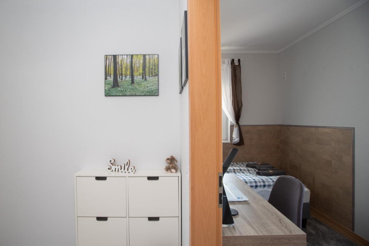 Sunny Home Near Bud With 2Br, Ac And Free Parking 韦切什 外观 照片