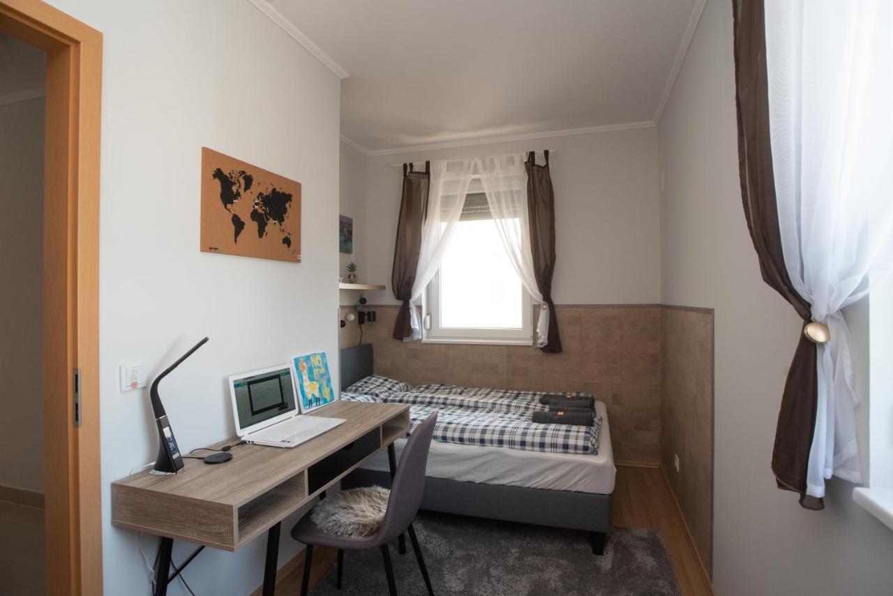 Sunny Home Near Bud With 2Br, Ac And Free Parking 韦切什 外观 照片