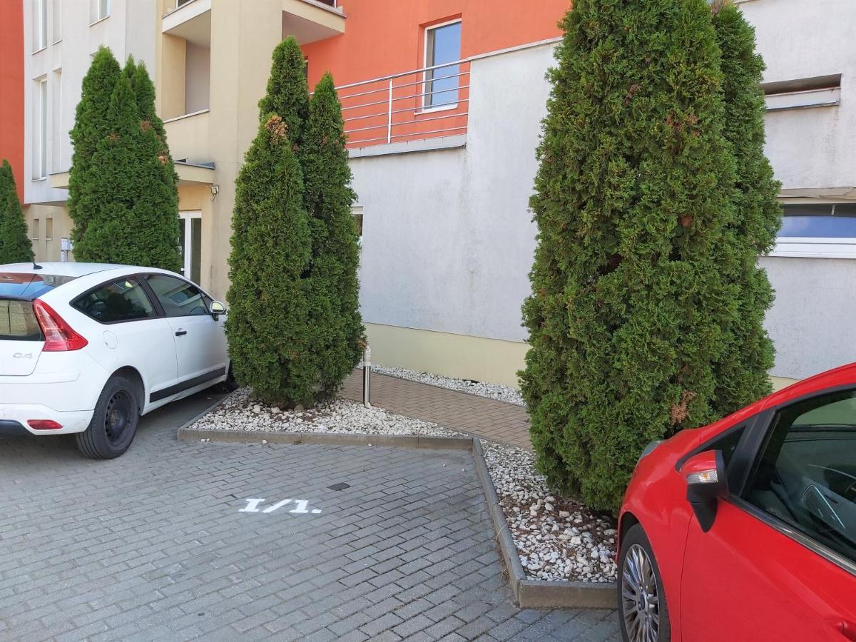 Sunny Home Near Bud With 2Br, Ac And Free Parking 韦切什 外观 照片